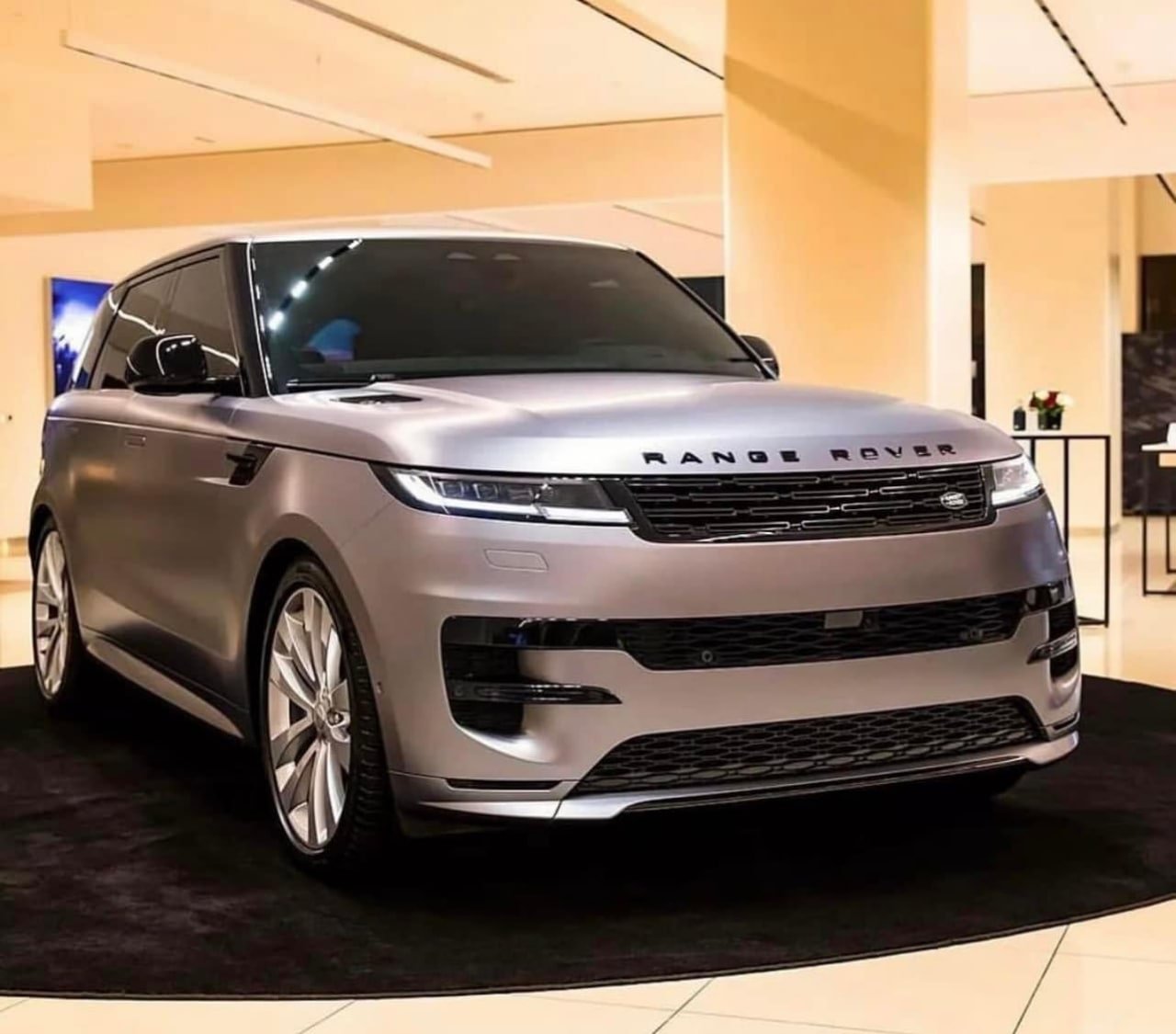 Range Rover với thiết kế tân tiến, động cơ vận hành mạnh mẽ