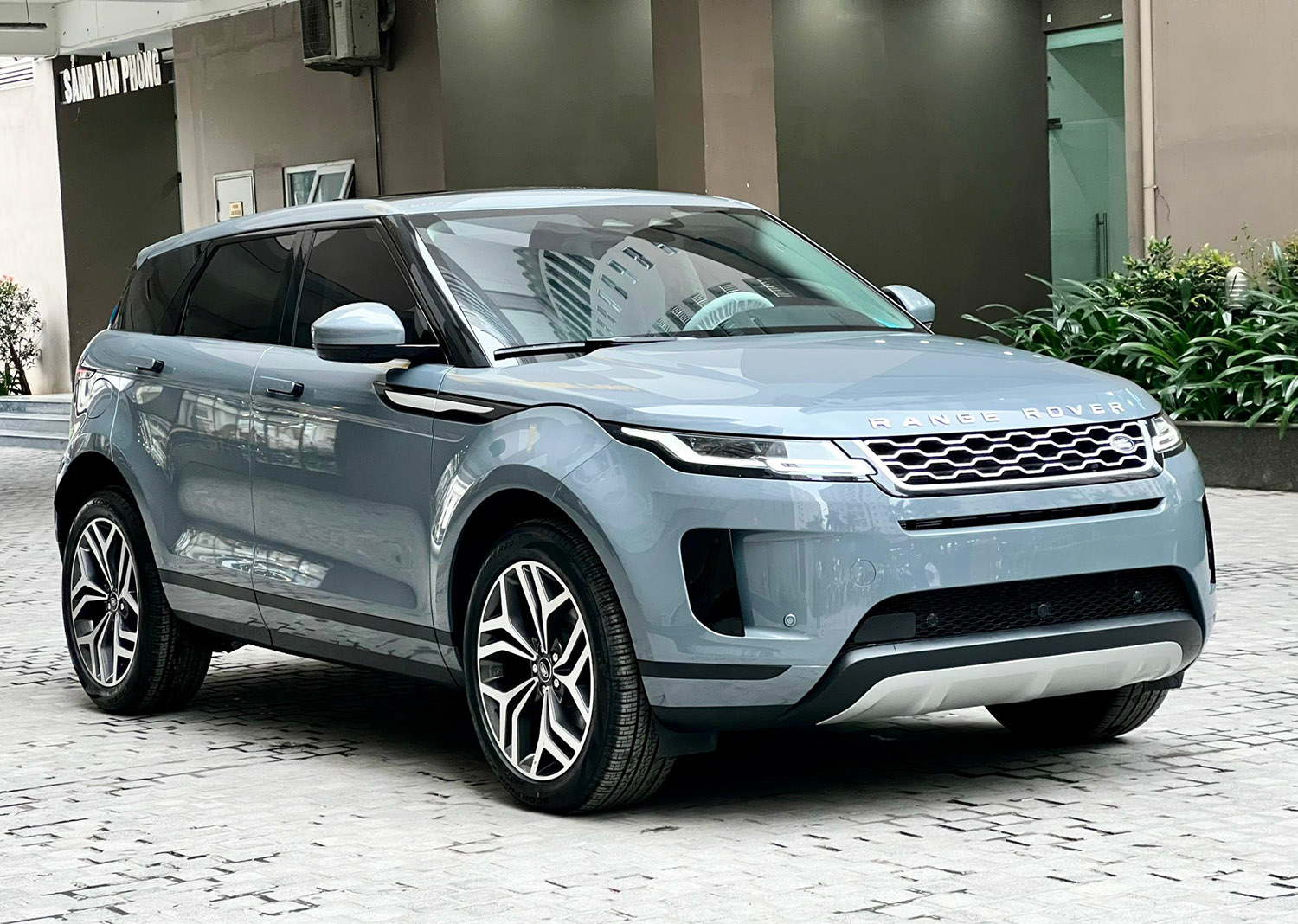 Giá xe Range Rover Evoque 2023 - ảnh 1