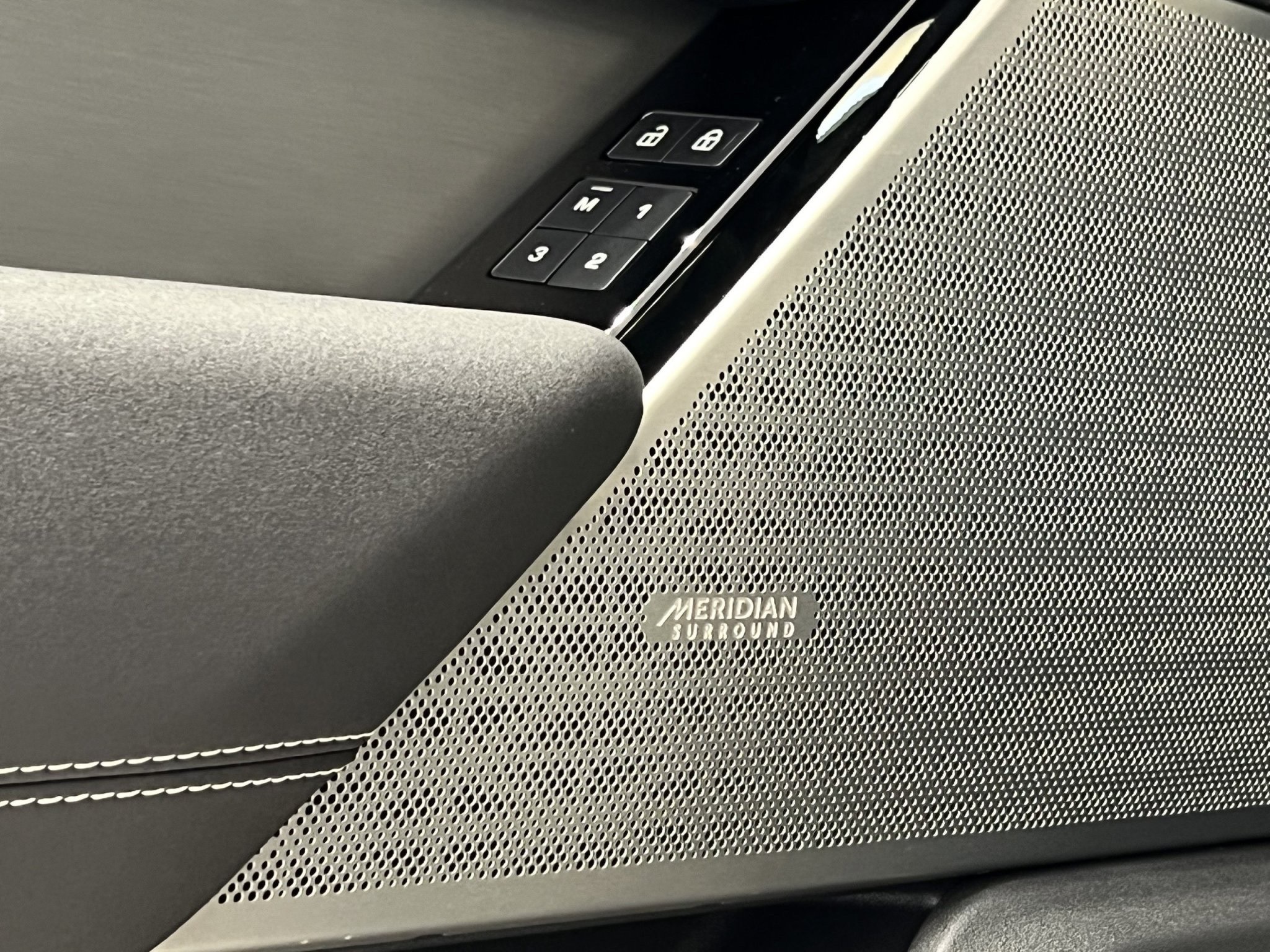Giá xe Range Rover Velar 2023 