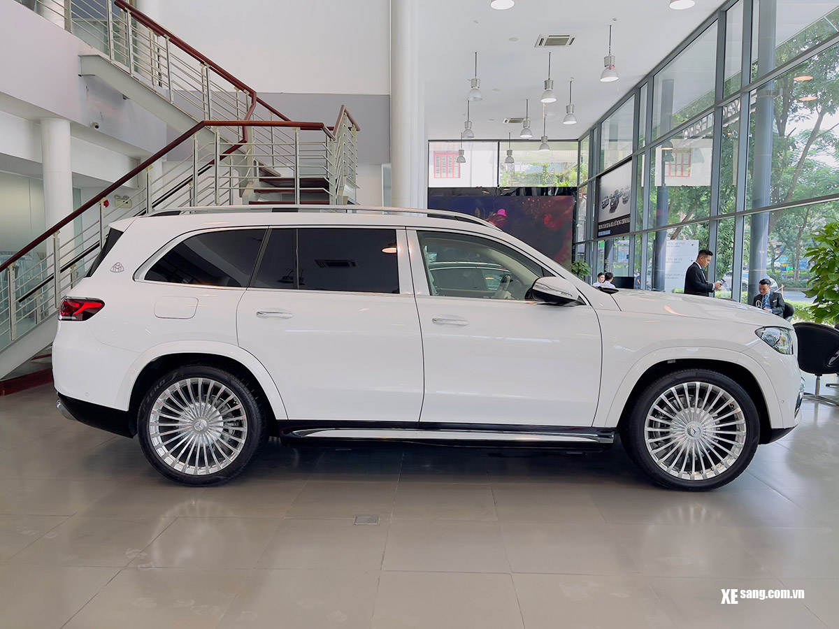 bac-dien-len-xuong-xe-maybach/xe-maybach-gls600-khi-dong-cua-bac-len-xuong-thu-gon