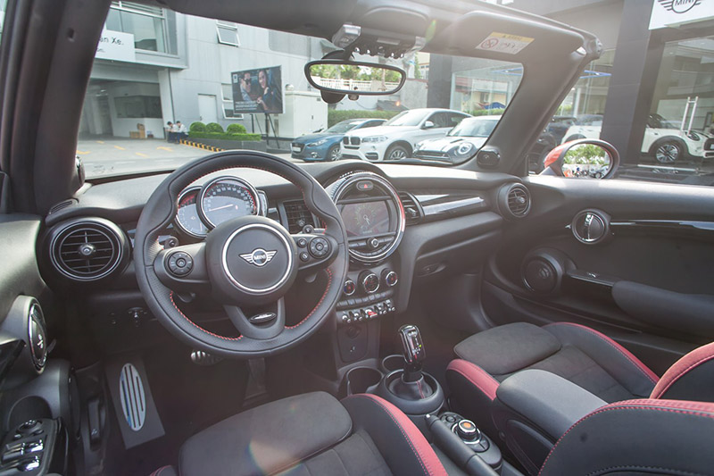 Nội thất xe MINI John Cooper Works Convertible