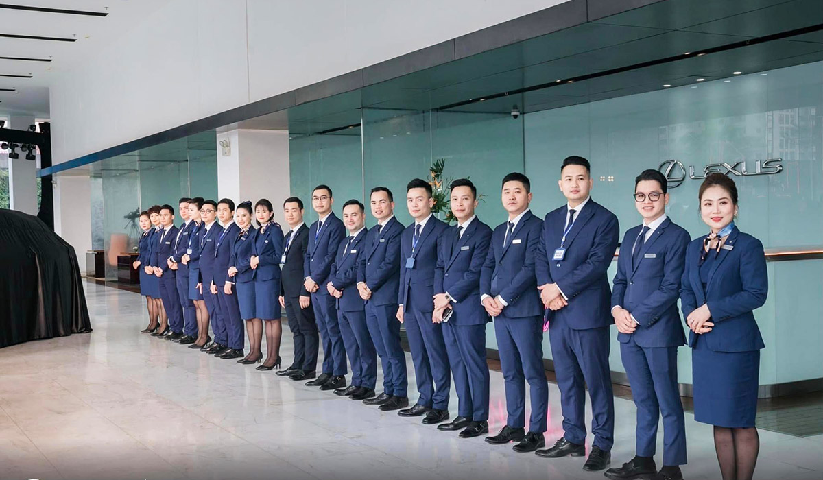 Đội ngũ nhân viên kinh doanh của đại lý Lexus Thăng Long