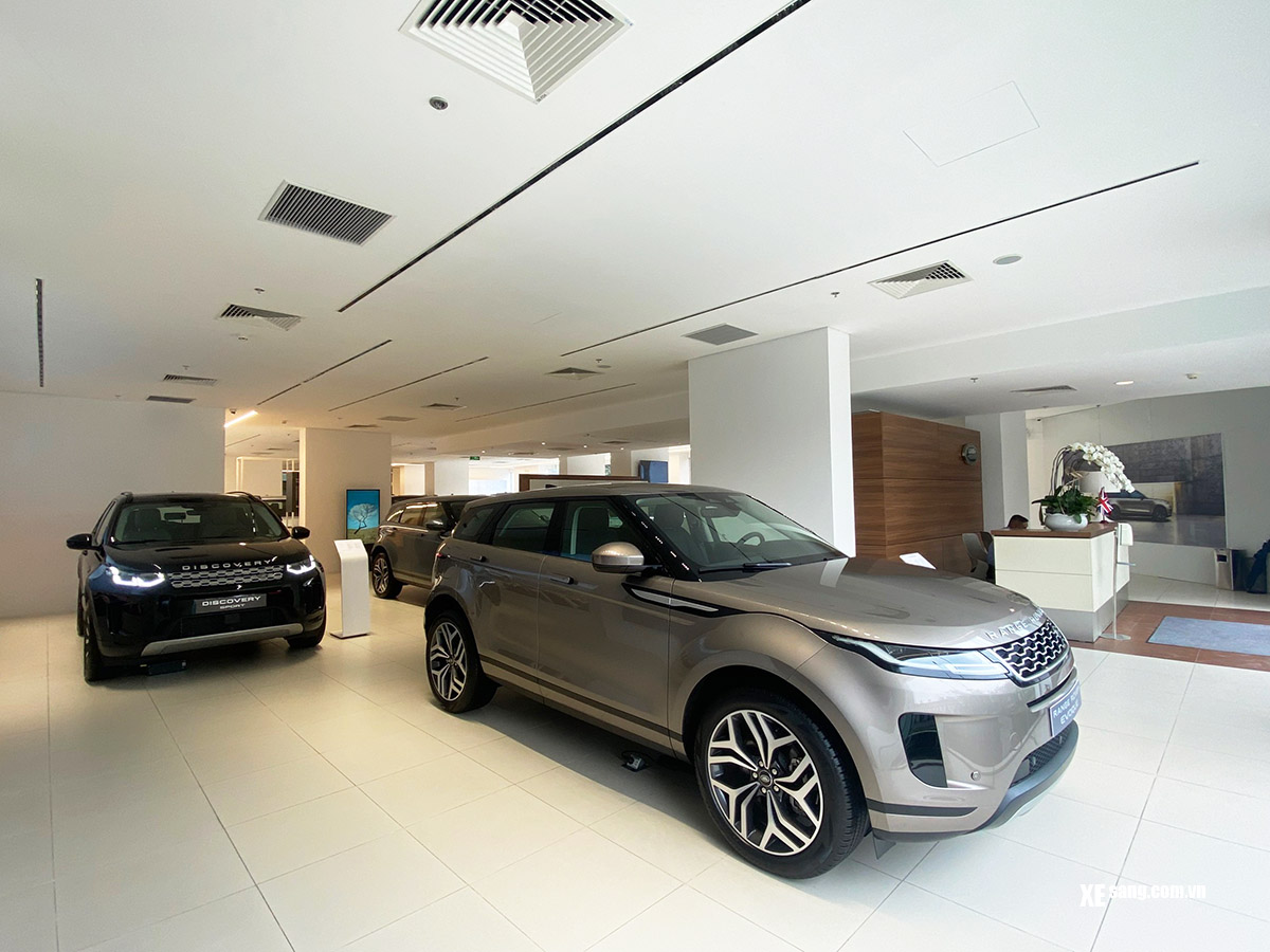 Không gian trưng bày xe Land Rover tại Land Rover Hà Nội - 166 Khuất Duy Tiến