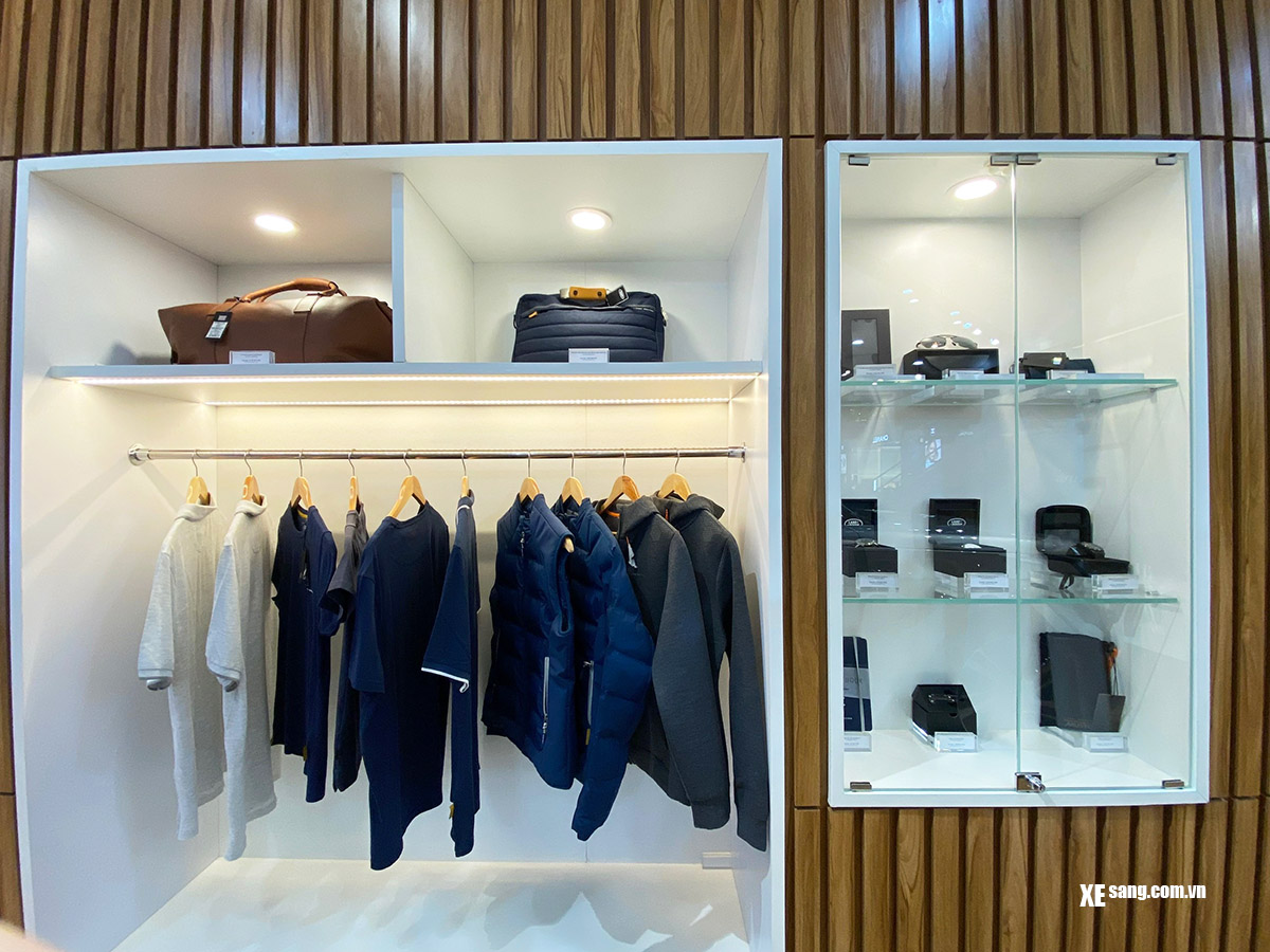 Khu vực trưng bày phụ kiện tại Land Rover Studio Ha Noi