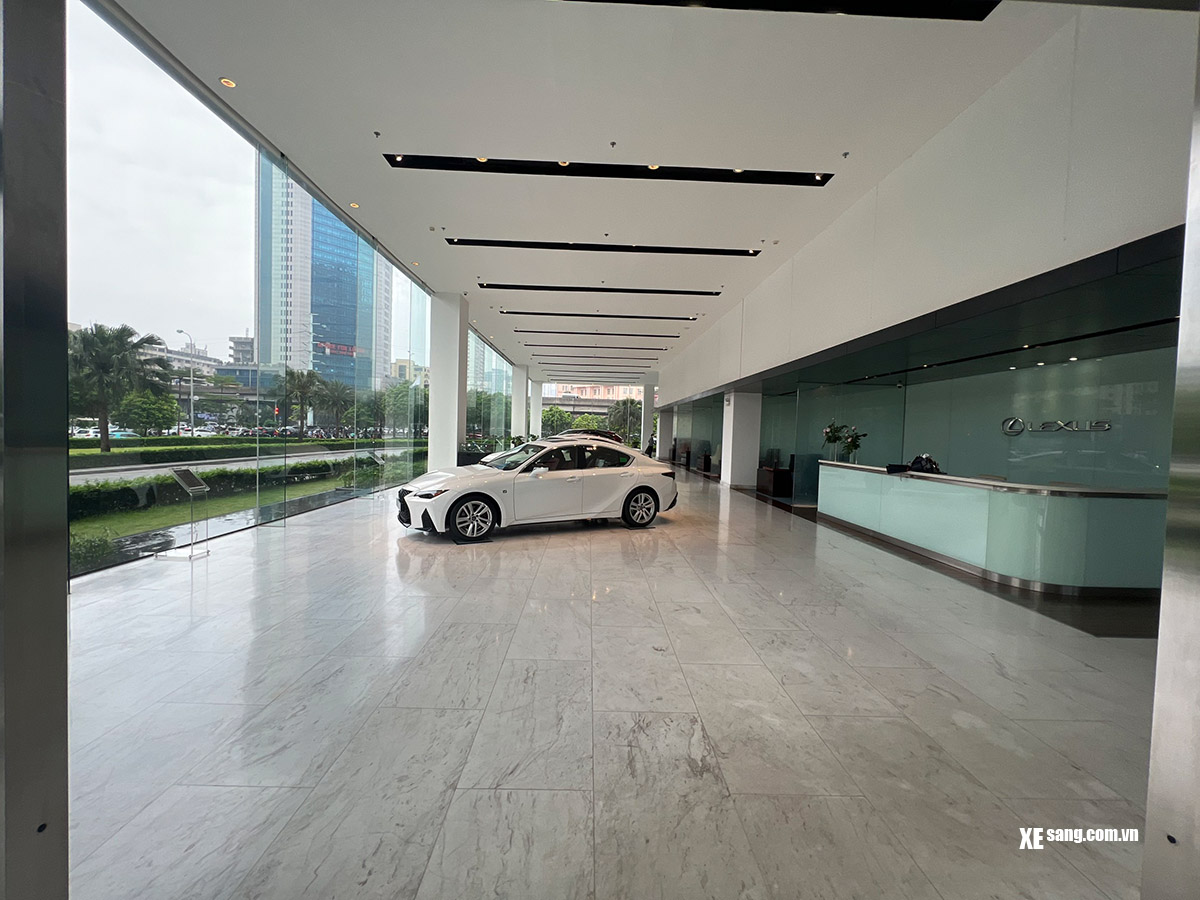 Showroom trưng bày sản phẩm rộng rãi, trang hoàng