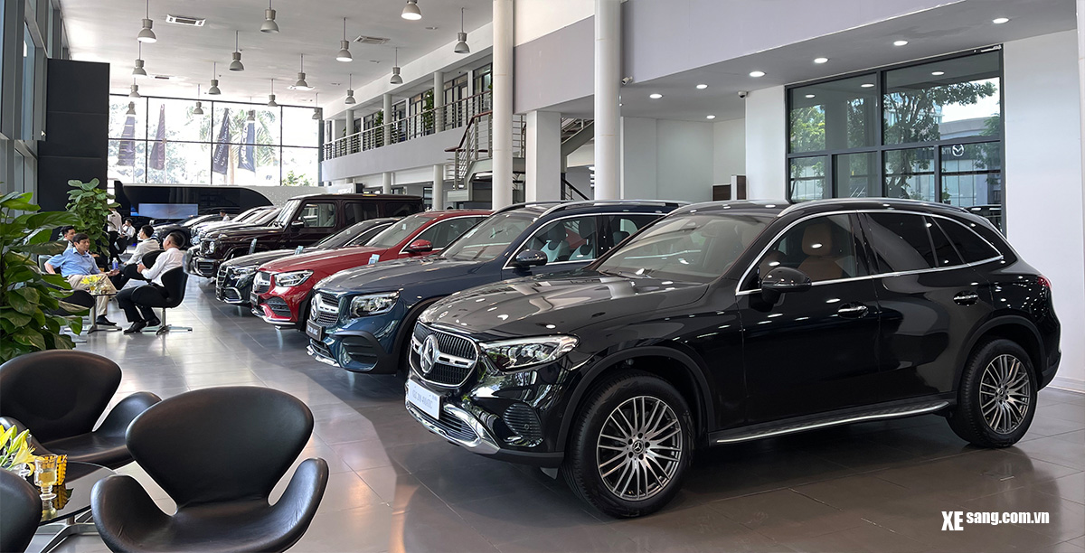 Khu vưc showroom trưng bày xe mới tại đại lý Mercedes Haxaco Láng Hạ